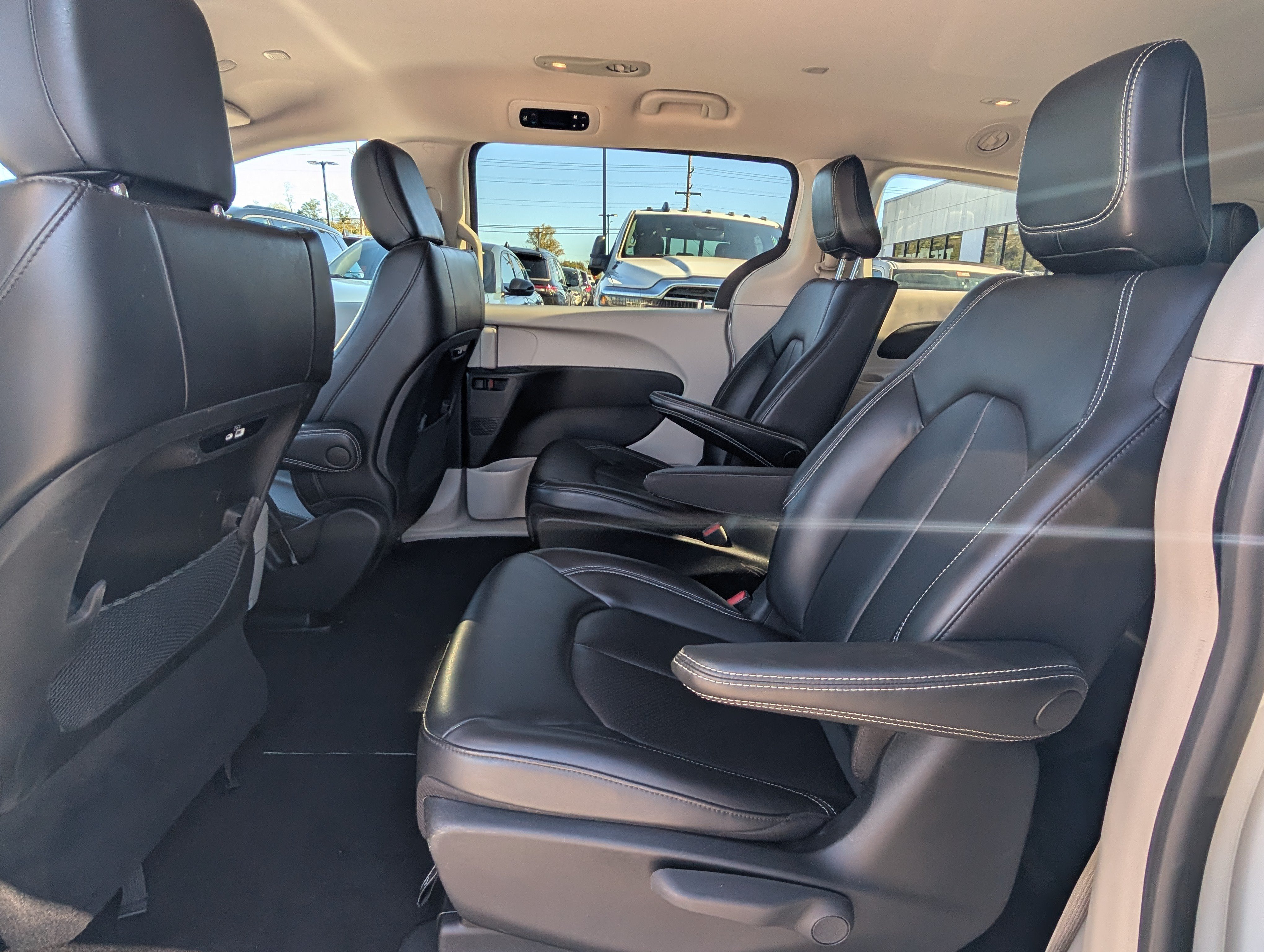 Used 2023 Chrysler Pacifica Touring-L FWD image 17