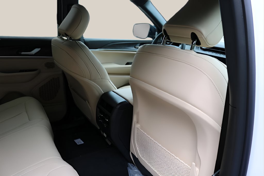 New 2026 Jeep Grand Cherokee Limited RWD image 18