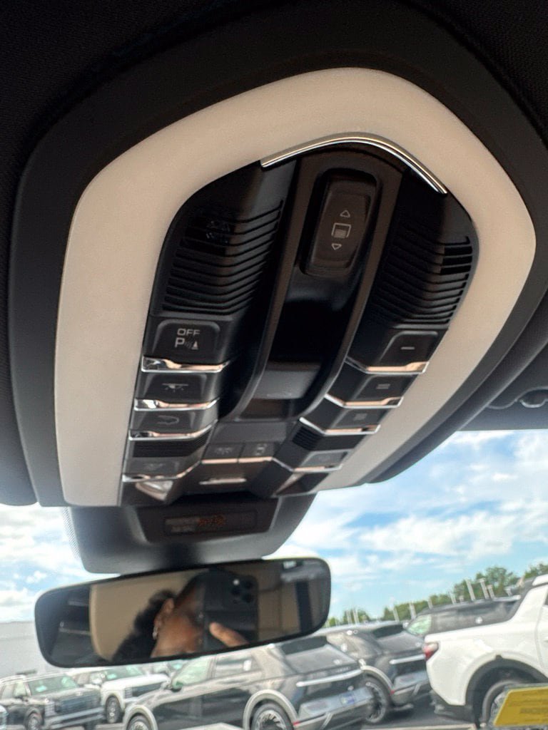 Used 2023 Porsche Macan AWD/4WD image 22