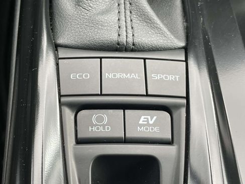 Used 2025 Toyota Camry SE image 31