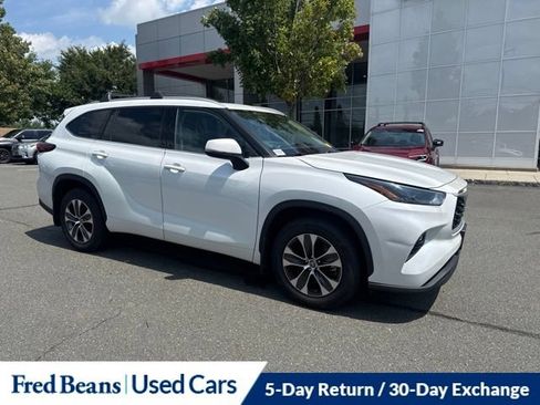 Used 2022 Toyota Highlander XLE AWD/4WD image 3