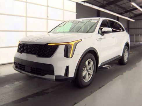 Used 2025 Kia Sorento LX FWD image 2