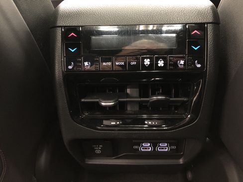 Certified 2024 Jeep Grand Cherokee Summit AWD/4WD image 14