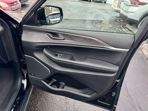 Used 2022 Jeep Grand Cherokee Limited w/ Luxury Tech Group II image 10