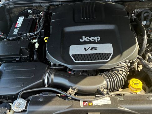 Used 2015 Jeep Wrangler Unlimited Sahara w/ Connectivity Group AWD/4WD image 19