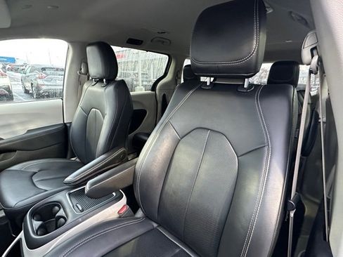 Used 2024 Chrysler Pacifica Touring-L image 28