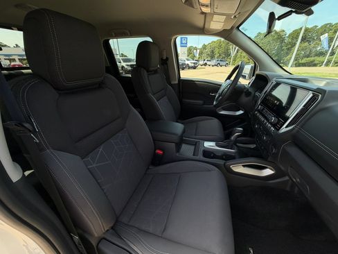 Used 2025 Nissan Frontier SV w/ SV Convenience Package RWD image 15