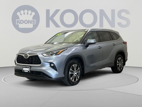 Used 2022 Toyota Highlander XLE AWD/4WD image 1
