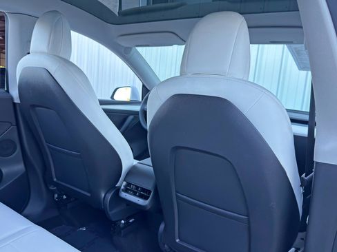 Used 2022 Tesla Model Y Long Range image 37