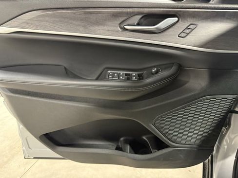 Used 2023 Jeep Grand Cherokee Limited image 7