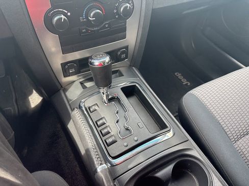 Used 2010 Jeep Grand Cherokee Laredo image 14