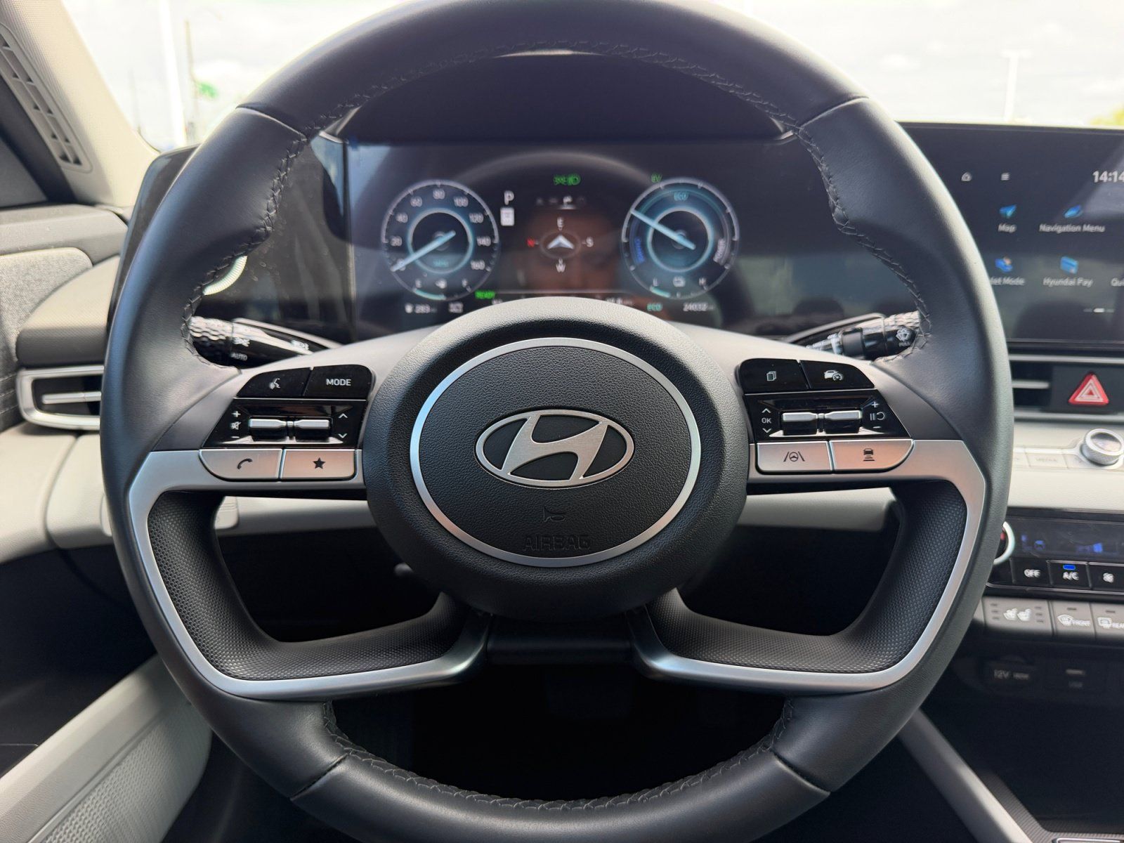 Used 2025 Hyundai Elantra Limited FWD image 9