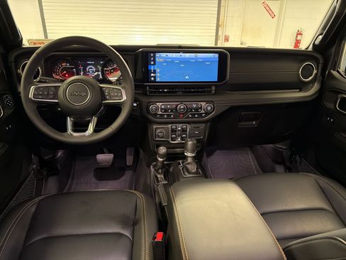 Used 2025 Jeep Wrangler Unlimited Sahara AWD/4WD image 15