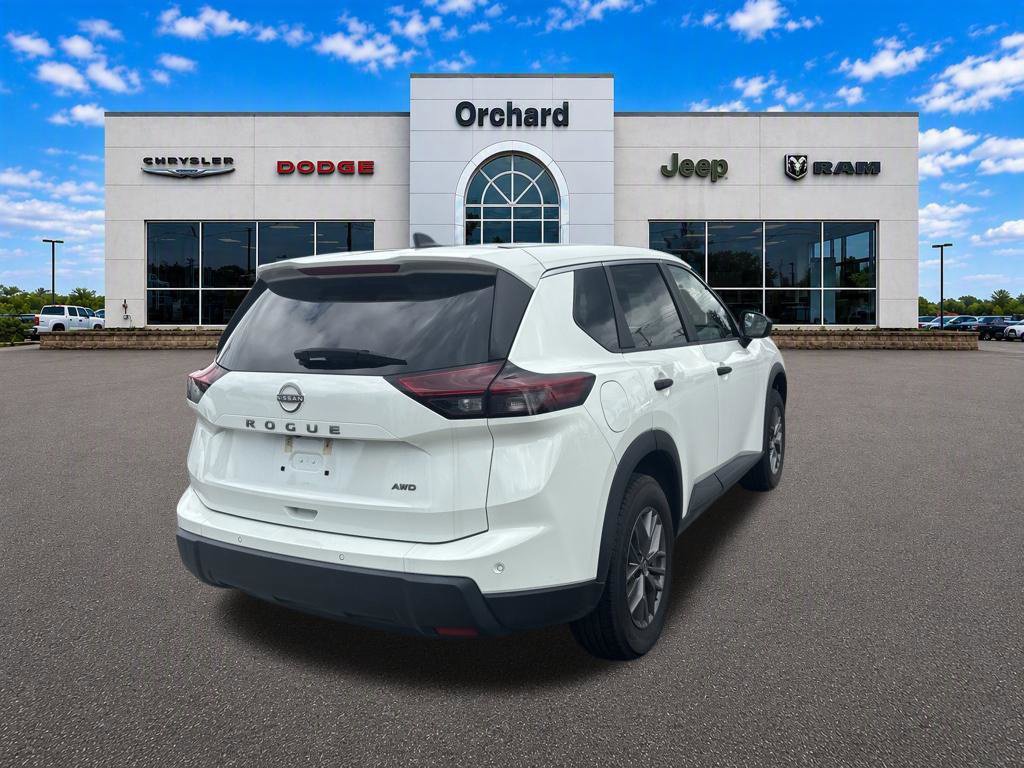 Used 2024 Nissan Rogue S AWD/4WD image 7