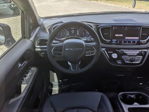 New 2026 Chrysler Pacifica Select FWD image 17
