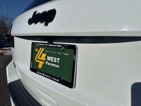 Certified 2022 Jeep Grand Cherokee Laredo X image 14