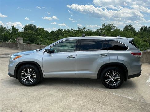 Used 2016 Toyota Highlander XLE AWD/4WD image 3
