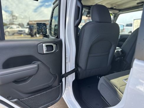 Used 2025 Jeep Gladiator Sport image 12