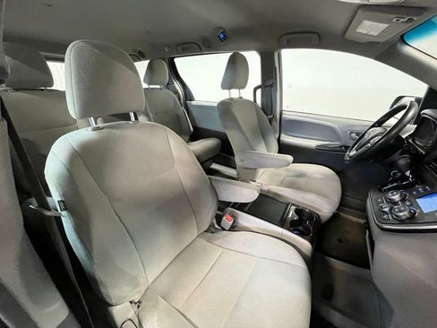 Used 2017 Toyota Sienna L FWD image 9
