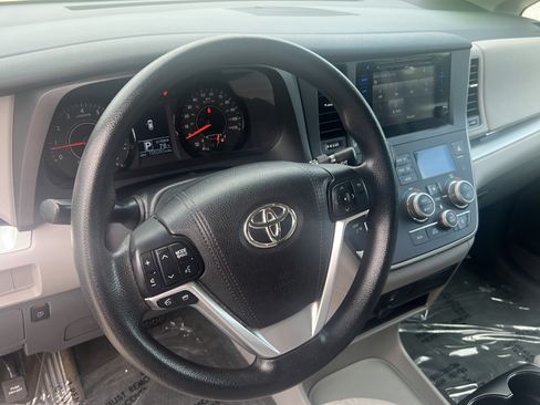 Used 2016 Toyota Sienna LE FWD image 9