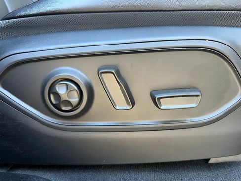 Used 2023 Jeep Grand Cherokee Limited w/ Black Appearance Package image 17