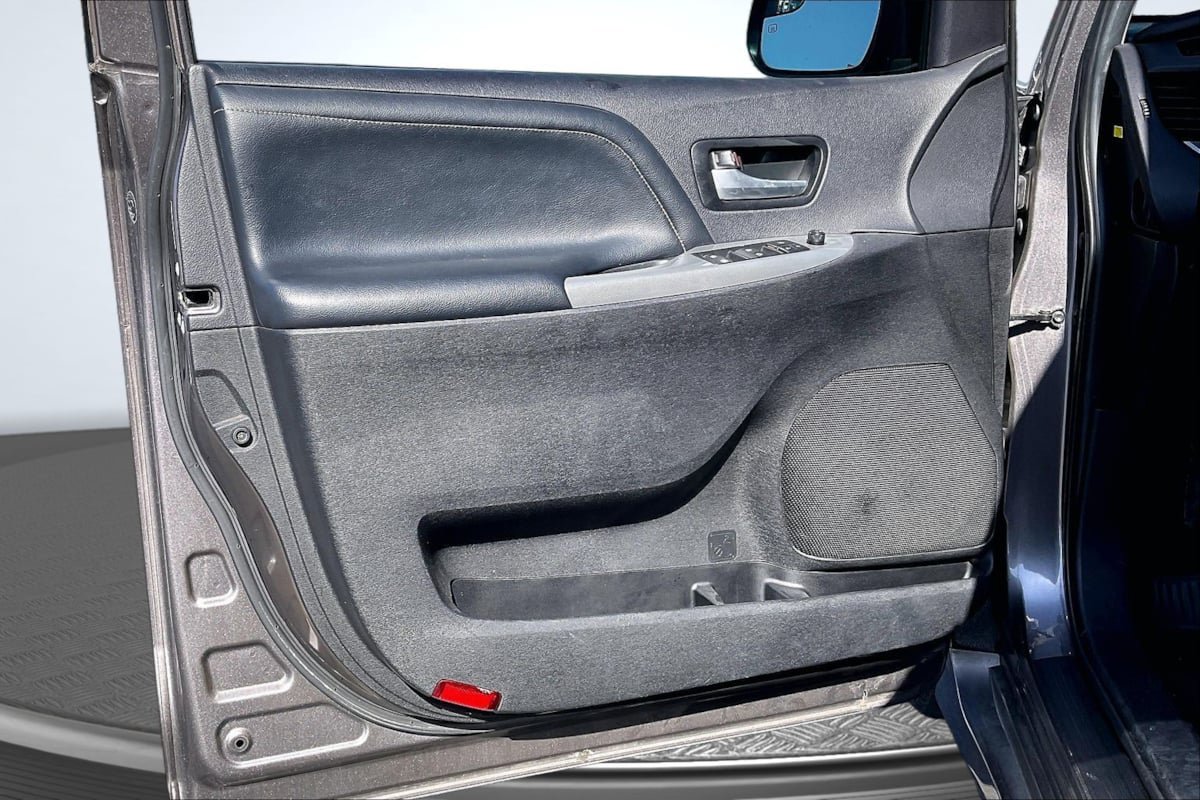 Used 2015 Toyota Sienna SE FWD image 23