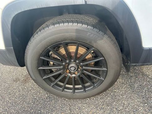 Used 2018 Jeep Cherokee Limited AWD/4WD image 4
