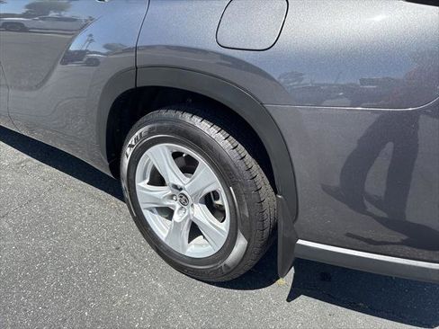 Certified 2024 Toyota Highlander LE AWD/4WD image 9