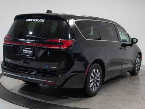 Used 2024 Chrysler Pacifica Limited FWD image 16