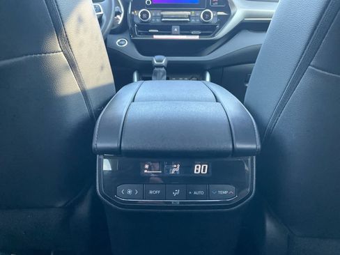 Used 2024 Toyota Highlander XLE image 28