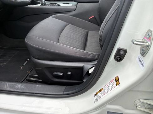 Used 2025 Nissan Altima 2.5 SV FWD image 18