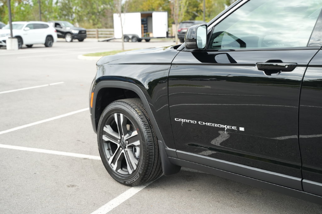 New 2027 Jeep Grand Cherokee Limited w/ MOPAR Finishing Package AWD/4WD image 38