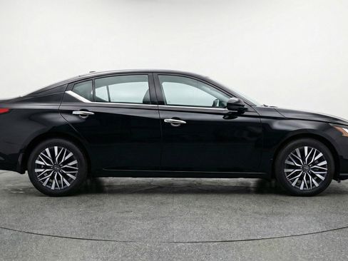 Used 2025 Nissan Altima 2.5 SV image 11