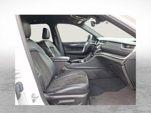 Used 2023 Jeep Grand Cherokee Altitude image 12