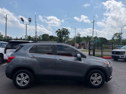 Used 2019 Chevrolet Trax LT w/ LT Convenience Package FWD image 4