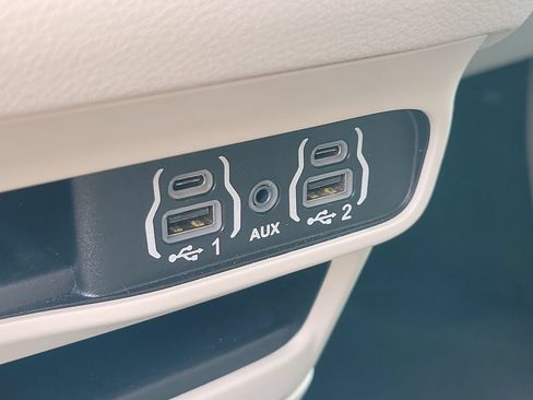 Used 2023 Chrysler Voyager LX FWD image 25