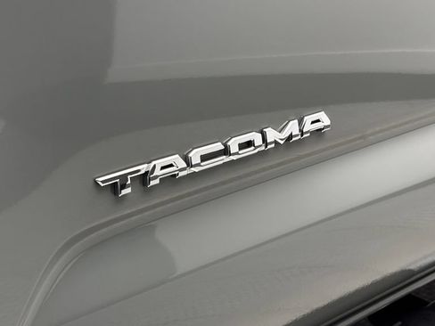 Used 2022 Toyota Tacoma TRD Sport AWD/4WD image 5