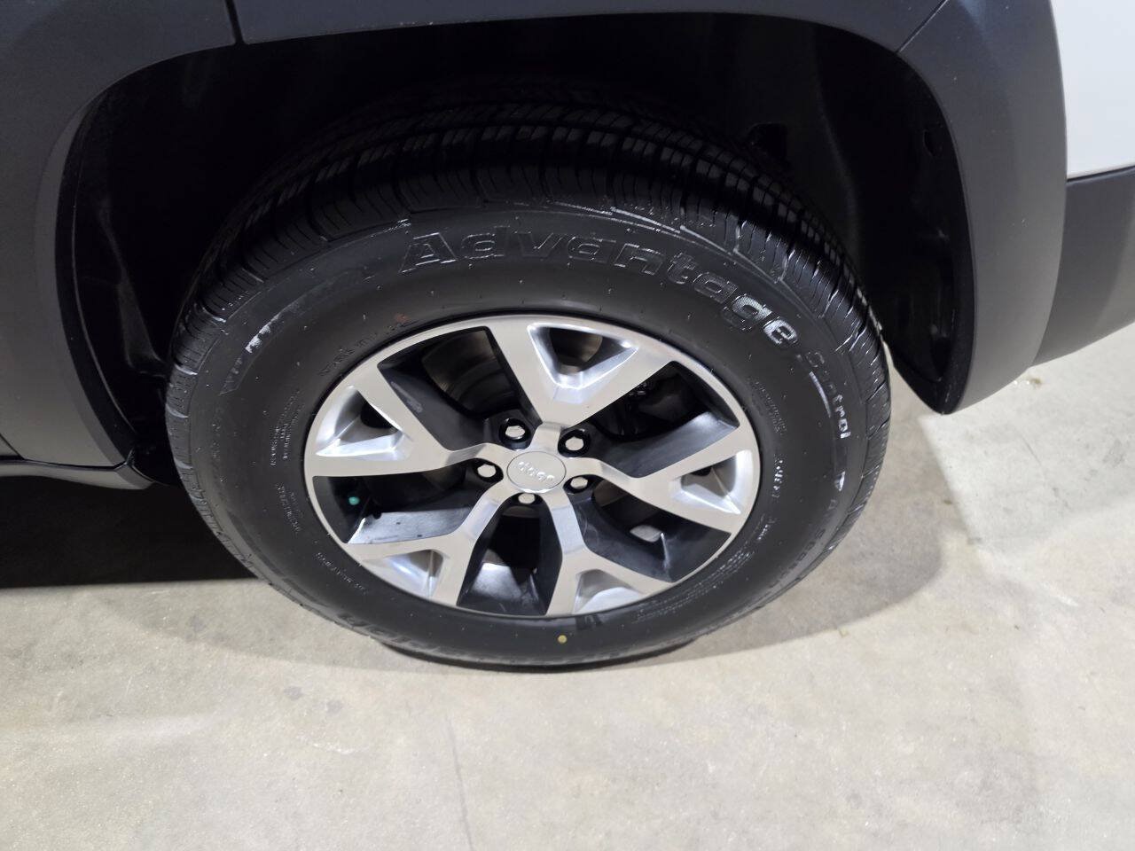 Used 2017 Jeep Cherokee Trailhawk w/ Comfort/Convenience Group AWD/4WD image 22