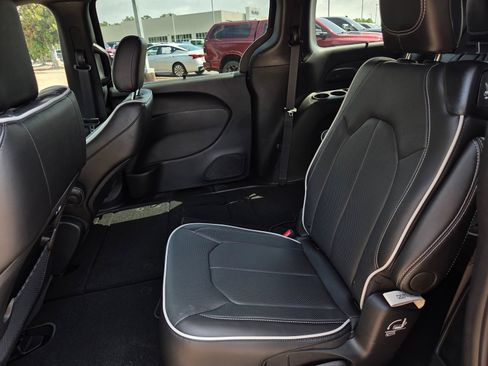 New 2027 Chrysler Pacifica Limited FWD image 19