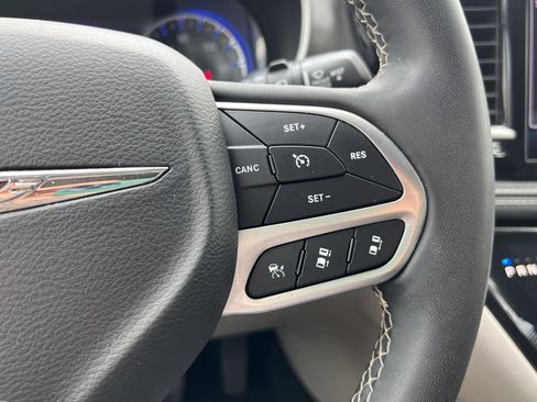 Used 2022 Chrysler Pacifica Touring-L FWD image 22