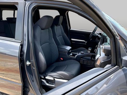 Used 2025 Toyota Tacoma SR5 w/ SR5 Upgrade Package AWD/4WD image 9