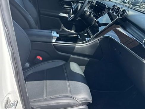 Used 2025 Mercedes-Benz GLC 300 4MATIC image 4