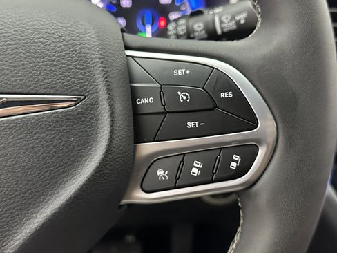 Used 2025 Chrysler Pacifica Select image 21