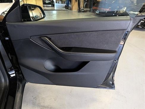 Used 2021 Tesla Model Y Long Range AWD/4WD image 31