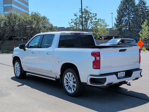 Used 2023 Chevrolet Silverado 1500 High Country w/ High Country Premium Package AWD/4WD image 3