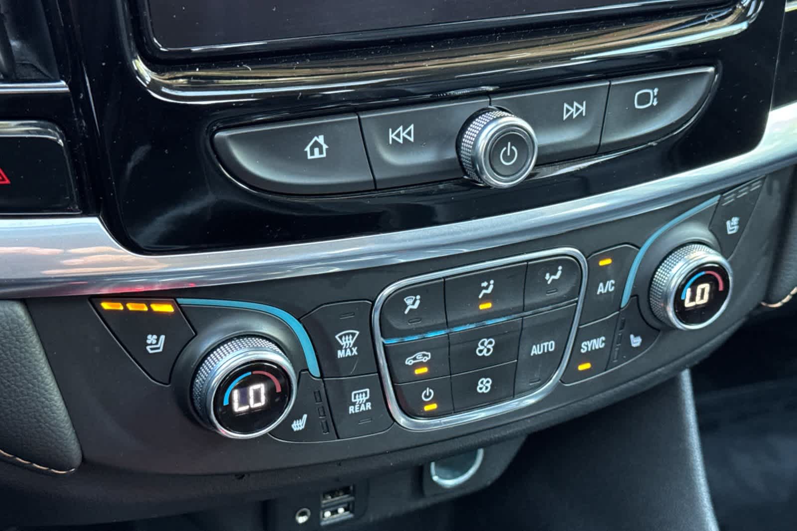 Used 2021 Chevrolet Traverse Premier w/ Redline Edition FWD image 21