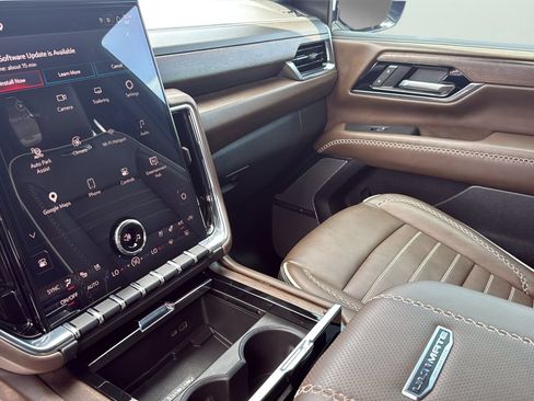 Used 2025 GMC Yukon Denali Ultimate AWD/4WD image 19