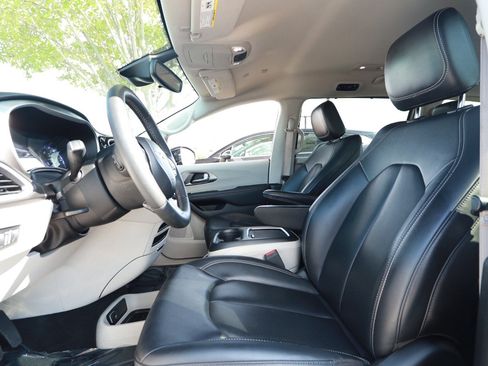 Used 2024 Chrysler Pacifica Touring-L FWD image 16