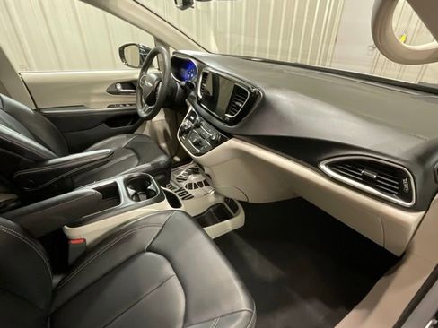 Used 2024 Chrysler Pacifica Touring-L image 16