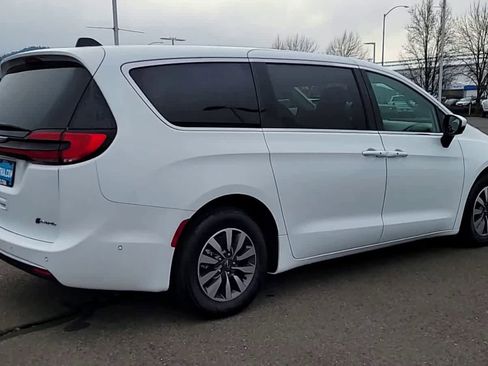 Used 2023 Chrysler Pacifica Touring-L image 8